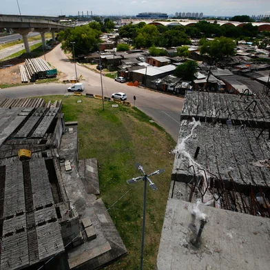 Porto Alegre, RS, BrasilMoradores da Vila Areia seguem sem perspectiva de mudança de endereço devido a obras paralizadas das alças inacabadas da nova ppnte sobre o rio Guaíba.Indexador: Jonathan Hgeckler<!-- NICAID(15639263) -->