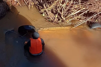 Carro cai de ponte e deixa dois mortos no norte do RS<!-- NICAID(16066019) -->