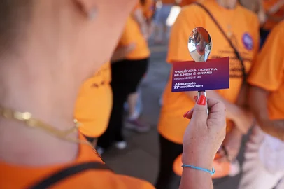 Bruno Todeschini / Agencia RBS CAXIAS DO SUL, RS, BRASIL, 01/12/2024. Caminhada pelo fim da violência contra Mulheres e Meninas, em Caxias do Sul. (Bruno Todeschini/Agência RBS)Indexador: Bruno Todeschini<!-- NICAID(15925933) -->