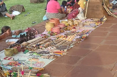 Guaranis de São Miguel das Missões sobrevivem da venda de artesanato, na terra que já foi deles