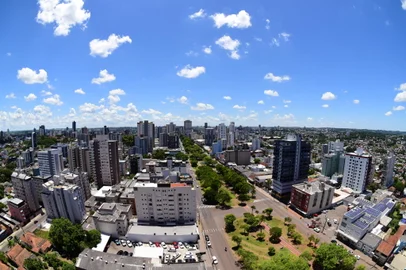 Cidade vista do alto a partir do Bairro Boqueirão sentido Centro com canteiro arborizado  na Avenida Brasil. Foto: Diogo Zanatta / Especial<!-- NICAID(15348823) -->