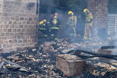Menino de 4 anos morre durante incêndio em residência em Taquara<!-- NICAID(16025232) -->