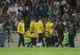Após choque de cabeça, Richard entra no protocolo de concussão e é substituído em jogo do Inter contra o Fluminense