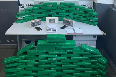 O monitoramento de um homem de 27 anos, suspeito de realizar a distribuição de drogas em Caxias do Sul, resultou na apreensão de mais de cem quilos de entorpecentes na manhã desta segunda-feira (14). O homem, que tem 27 anos, foi localizado e abordado por uma equipe do 4º Batalhão de Polícia de Choque enquanto conduzia um veículo Polo branco, no bairro Serrano<!-- NICAID(16016510) -->