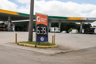 CAXIAS DO SUL, RS, BRASIL, 27/02/2026. Mesmo com queda de 16% nas refinarias desde o final de 2022, preço da gasolina aumentou quase R$1,40, em média, em Caxias do Sul. (Neimar De Cesero/Agência RBS)Indexador: Neimar De Cesero<!-- NICAID(16234021) -->