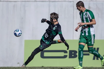 O time sub-17 do Juventude conquistou uma importante vitória por 2 a 0 sobre o Cuiabá, na última terça-feira (1ª), em partida válida pela oitava rodada do Campeonato Brasileiro da categoria. O resultado, obtido fora de casa, colocou o Verdão na 13ª posição com 11 pontos. Goleiro Guilherme Mattes.<!-- NICAID(16072555) -->