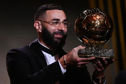 Real Madrid's French forward Karim Benzema receives the Ballon d'Or award during the 2022 Ballon d'Or France Football award ceremony at the Theatre du Chatelet in Paris on October 17, 2022. (Photo by FRANCK FIFE / AFP)Editoria: HUMLocal: ParisIndexador: FRANCK FIFESecao: soccerFonte: AFPFotógrafo: STF<!-- NICAID(15238425) -->