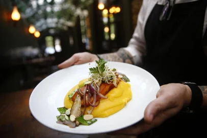 PORTO ALEGRE, RS, BRASIL,  02/06/2021- Jantar de Dia dos Namorados no restaurante The Raven. Foto: Félix Zucco  / Agencia RBS<!-- NICAID(14798788) -->