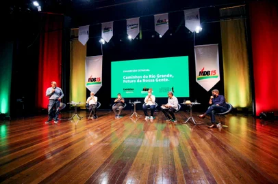 “O que trazemos hoje aqui é o resultado de uma reflexão construída com todos que estão aqui e mais outros tantos que acompanharam todo o processo”. Assim, o coordenador da plataforma para o plano de governo do MDB-RS e economista, Gustavo Grisa, apresentou a síntese do documento lançado neste sábado, 4 de novembro, no Congresso Estadual Caminhos do Rio Grande, Futuro da Nossa Gente, em Porto Alegre, que reúne princípios e legados do partido no Rio Grande do Sul.<!-- NICAID(14959643) -->