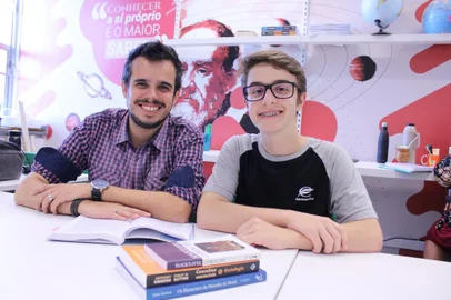 Gabriel Wohlmeister Marcondes, aluno do Colégio Farroupilha, em Porto Alegre, com o professor de Filosofia Michael de Souza Cruz.<!-- NICAID(15413372) -->