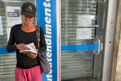 Alberi Neto / Grupo RBS Uma moradora de Porto Alegre e um morador de Guaíba, na Região Metropolitana, chegaram ao extremo para consegui acessar um serviço público. Eles relataram à reportagem da RBS TV que passaram a noite e dormiram na calçada em frente a uma agência da Previdência Social nesta sexta-feira (23). Na foto: Byba Escobar Dallacosta<!-- NICAID(16210270) -->