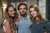 Em Além do Tempo, fase atual, Lívia (Alinne Moraes), Felipe (Rafael Cardoso) e Melissa (Paolla Oliveira). <!-- NICAID(11946624) -->