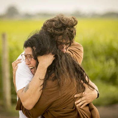 Danilo (Chay Suede) e Lurdes (Regina Casé), amor de mãe<!-- NICAID(14961522) -->