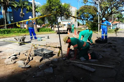 CAXIAS DO SUL, RS, BRASIL, 23/05/2023. Matéria sobre manutenção, limpeza e cuidados que a prefeitura tem com a praças, ou a falta deles. Imagens gerais da Praça da Bandeira. Na foto, colaboradores da Codeca fazendo reformas na calçada da praça. (Porthus Junior/Agência RBS)<!-- NICAID(15436046) -->