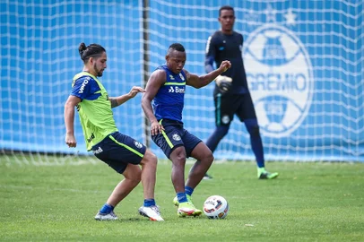 Pre-Temporada Gremio 2022RS - FUTEBOL/ PRE-TEMPORADA GREMIO 2022 - ESPORTES - Jogadores do Gremio realizam treinamento técnico durante a manha desta segunda-feira, no CT Presidente Helio Dourado, na Pre-Temporada 2022. FOTO: LUCAS UEBEL/GREMIO FBPANa foto: Benítez e Campaz