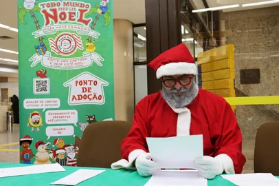 Papai Noel dos Correios tem 400 cartinhas disponíveis para adoção; saiba como presentear<!-- NICAID(15599477) -->