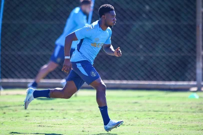 RS - FUTEBOL/ TREINO GREMIO 2025 - ESPORTES - Jogadores do Gremio realizam treino tÃ©cnico durante a manha desta segunda-feira, no CT Luiz Carvalho, na preparaÃ§Ã£o para a partida valida pelo Copa Sul Americana 2025. Na foto, Amuzu. FOTO: LUCAS UEBEL/GREMIO FBPA<!-- NICAID(16035578) -->