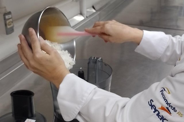 Triture o arroz em um liquidificador na velocidade máxima até ficar uma textura pegajosa. <!-- NICAID(15123023) -->