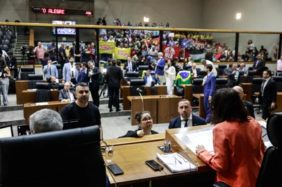 PORTO ALEGRE, RS, BRASIL - 22-10-2025: Com esquema de segurança reforçado, Câmara Municipal de Porto Alegre coloca em pauta votação sobre concessão parcial dos serviços do DMAE à iniciativa privada. Foto: André Ávila/Agência RBS.Indexador: Andre Avila<!-- NICAID(16151488) -->