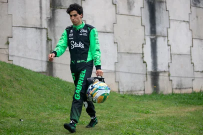 MIGUEL SCHINCARIOL / AFP Kick Sauber's Brazilian driver Gabriel Bortoleto walks to the garage after a crash during the Sao Paulo Formula One Grand Prix at the Jose Carlos Pace racetrack, aka Interlagos, in Sao Paulo, Brazil on November 9, 2025. (Photo by Miguel SCHINCARIOL / AFP)<!-- NICAID(16163860) -->