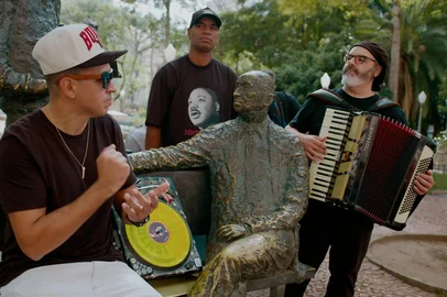 Rapper realiza palestras sobre o poeta em feiras do livro no Estado e se prepara para participar da Flipelô, em SalvadorAs homenagens aos 120 anos de nascimento de Mário Quintana, festejados neste 30 de julho, ganham manifestações de diversas linguagens artísticas. Nesse pique, o rapper caxiense Chiquinho Divilas criou o rap “Quintana é Infinito”, recém lançado em plataformas como YouTube e Spotify, dentre outras. O clipe tem locações como a Casa de Cultura Mário Quintana e a Praça da Alfândega, junto à estátua do poeta, em Porto Alegre.Ao mesmo tempo, Chiquinho Divilas se prepara participar da Flipelô na próxima semana, dia 7 de agosto, no Teatro Sesc-Senac, no Pelourinho, em Salvador. Ele vai dividir a mesa “Rima, ritmo e resistência: a poesia que pulsa na batida” com a MC indígena Anarandá, de Mato Grosso do Sul. <!-- NICAID(16339875) -->