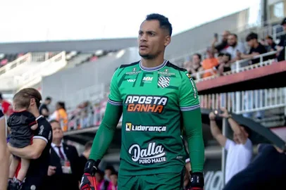 Goleiro Ruan Carneiro, do Figueirense, recebe sondagem do Juventude para o Basileirão 2025.<!-- NICAID(15999732) -->