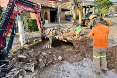 Por conta de um rompimento de adutora na rua Silveira Martins, nas proximidades do Panela Velha, alguns bairros de Caxias do Sul ficarão desabastecidos de domingo (5) até pelo menos a manhã de segunda-feira (6).Conforme o Samae, ficarão sem água os bairros Planalto, Vila Verde e uma parte do Cristo Redentor. A previsão de normalização é na manhã desta segunda-feira (6), se for possível o trabalho durante a madrugada, enfatiza o comunicado do Samae.<!-- NICAID(15947719) -->