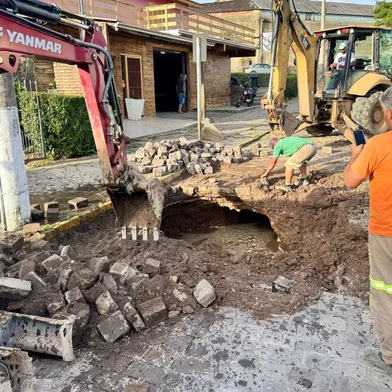 Por conta de um rompimento de adutora na rua Silveira Martins, nas proximidades do Panela Velha, alguns bairros de Caxias do Sul ficarão desabastecidos de domingo (5) até pelo menos a manhã de segunda-feira (6).Conforme o Samae, ficarão sem água os bairros Planalto, Vila Verde e uma parte do Cristo Redentor. A previsão de normalização é na manhã desta segunda-feira (6), se for possível o trabalho durante a madrugada, enfatiza o comunicado do Samae.<!-- NICAID(15947719) -->