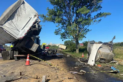 Laura Cosme / Grupo RBS Acidente entre três carretas deixa motorista morto em Rio Grande<!-- NICAID(16167687) -->