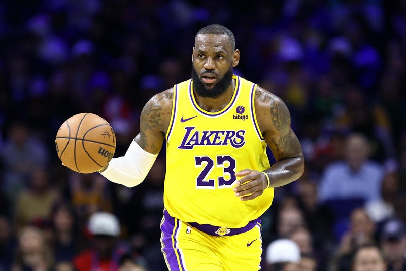 Los Angeles Lakers v Philadelphia 76ersPHILADELPHIA, PENNSYLVANIA - NOVEMBER 27: LeBron James #23 of the Los Angeles Lakers dribbles during the third quarter against the Philadelphia 76ers at the Wells Fargo Center on November 27, 2023 in Philadelphia, Pennsylvania. NOTE TO USER: User expressly acknowledges and agrees that, by downloading and or using this photograph, User is consenting to the terms and conditions of the Getty Images License Agreement.   Tim Nwachukwu/Getty Images/AFP (Photo by Tim Nwachukwu / GETTY IMAGES NORTH AMERICA / Getty Images via AFP)Editoria: SPOLocal: PhiladelphiaIndexador: TIM NWACHUKWUSecao: basketballFonte: GETTY IMAGES NORTH AMERICAFotógrafo: CONTRIBUTOR<!-- NICAID(15610686) -->