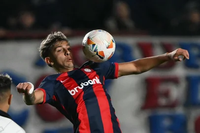 Liverpool's midfielder Matias Ocampo (L) and San Lorenzo's midfielder Elian Irala fight for the ball during the Copa Libertadores group stage second leg football match between Argentina's San Lorenzo and Uruguay's Liverpool at Pedro Bidegain Stadium in Buenos Aires on May 16, 2024. (Photo by Luis ROBAYO / AFP)Editoria: SPOLocal: Buenos AiresIndexador: LUIS ROBAYOSecao: soccerFonte: AFPFotógrafo: STF<!-- NICAID(15986233) -->