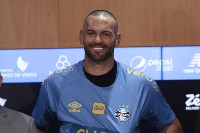 PORTO ALEGRE, RS, BRASIL, 16-01-2026: Apresentação do goleiro Weverton, novo reforço do Grêmio para 2026, na sala de coletiva de imprensa da Arena. Foto: André Ávila/Agência RBS<!-- NICAID(16205358) -->