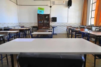 SANTA MARIA, RS, BRASIL, 14-12-2016.professores estão em greve parcial, o que na prática não afetou de forma significativa o andamento das aulas nas escolas estaduais. É consenso: “a greve está desacreditava”, dizem os professores. Na foto Cilon RosaFOTO: GERMANO RORATO/AGÊNCIA RBS, GERAL<!-- NICAID(12620441) -->