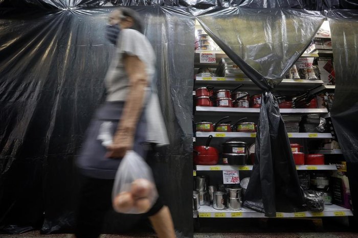 Clientes encontram corredores fechados e fitas e lonas bloqueando o acesso aos materiais