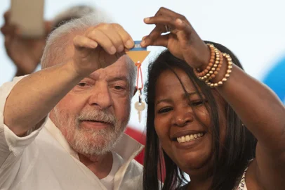 Santo Amaro da PurificaÃ§Ã£o (BA), 14/02/2023 - O presidente Luiz Inacio Lula da Silva, participa do lanÃ§amento do novo programa Minha Casa, Minha Vida, e entrega moradias em Santo Amaro (BA). Foto: JoÃ©dson Alves/AgÃªncia BrasilSanto Amaro da Purificação (BA), 14/02/2023 - O presidente Luiz Inácio Lula da Silva, participa do lançamento do novo programa Minha Casa, Minha Vida, e entrega moradias em Santo Amaro (BA). Foto: Joédson Alves/Agência BrasilLocal: Santo AmaroIndexador: JoÃ©dson Alves/AgÃªncia BrasilFonte: AgÃªncia Brasil/Empresa Brasil dFotógrafo: Reporter Fotografico<!-- NICAID(15349576) -->