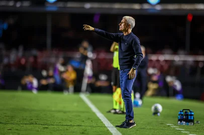 RS - FUTEBOL/CAMPEONATO BRASILEIRO 2025/GREMIO X SAO PAULO  - ESPORTES - Lance da partida entre Gremio e Sao Paulo disputada na noite desta quarta-feira, no Estadio do Morumbi, em Sao Paulo partida valida pela Campeonato Brasileiro 2026. FOTO: LUCAS UEBEL/GREMIO FBPA<!-- NICAID(16223758) -->