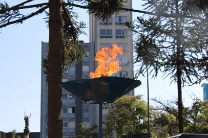 Fogo do Conselho é aceso para celebrar o início da Semana da Pátria em Caxias do Sul. Foto ilustra momento em 2022. <!-- NICAID(15524607) -->