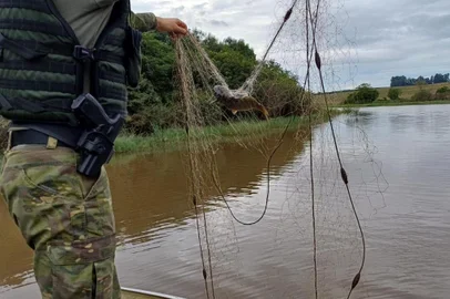 Mais de 200 metros de redes de pesca ilegais são apreendidas na Barragem de Ernestina<!-- NICAID(15736969) -->