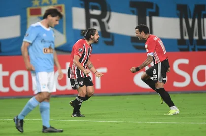 Martín Benítez e Daniel Alves, São Paulo