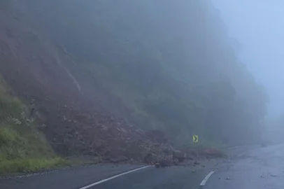 Deslizamento na RS-122, km 44, entre Farroupilha e São Vendelino.<!-- NICAID(15132796) -->