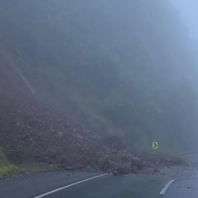 Deslizamento na RS-122, km 44, entre Farroupilha e São Vendelino.<!-- NICAID(15132796) -->