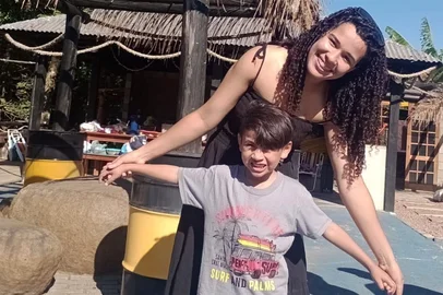 Alexandra Talia da Silva Francisco, tia do Théo, que morreu após ser atirado de ponte em São Gabriel<!-- NICAID(16004638) -->