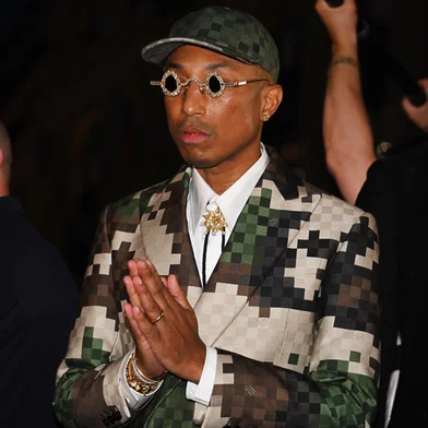 US Louis Vuitton' fashion designer and singer Pharrell Williams acknowledges the audience at the end of the Louis Vuitton Menswear Spring-Summer 2024 show as part of the Paris Fashion Week on the Pont Neuf, central Paris, on June 20, 2023. (Photo by STEFANO RELLANDINI / AFP)<!-- NICAID(15462089) -->