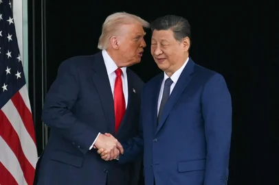 US President Donald Trump (L) and China's President Xi Jinping shake hands as they leave after their talks at the Gimhae Air Base, located next to the Gimhae International Airport in Busan on October 30, 2025. US President Donald Trump and China's leader Xi Jinping opened on October 30 their first face-to-face meeting in six years, seeking a truce to end a trade war that has roiled the world economy. (Photo by ANDREW CABALLERO-REYNOLDS / AFP)Editoria: POLLocal: BusanIndexador: ANDREW CABALLERO-REYNOLDSSecao: diplomacyFonte: AFPFotógrafo: STF<!-- NICAID(16157054) -->