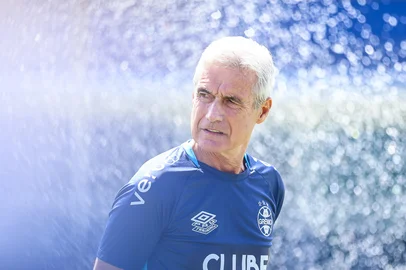 Lucas Uebel / Grêmio,Divulgação O técnico Luís Castro comanda treino do Grêmio no CT Luiz Carvalho.<!-- NICAID(16210643) -->