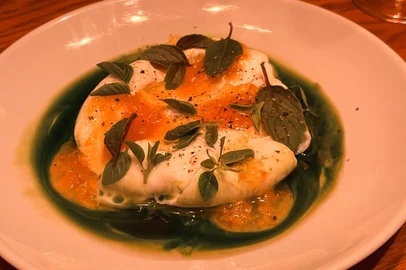 Burrata com geleia de bergamota e azeite de erva-mate<!-- NICAID(16109797) -->