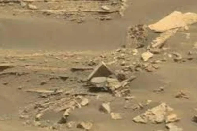 Fotos inusitadas capturadas na superfície de marte", por padrão em todas, uma vez que são apenas imagens da superfície do planeta.<!-- NICAID(15574494) -->