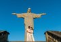 Thaila Ayala e Renato Góes batizam o filho no Cristo Redentor