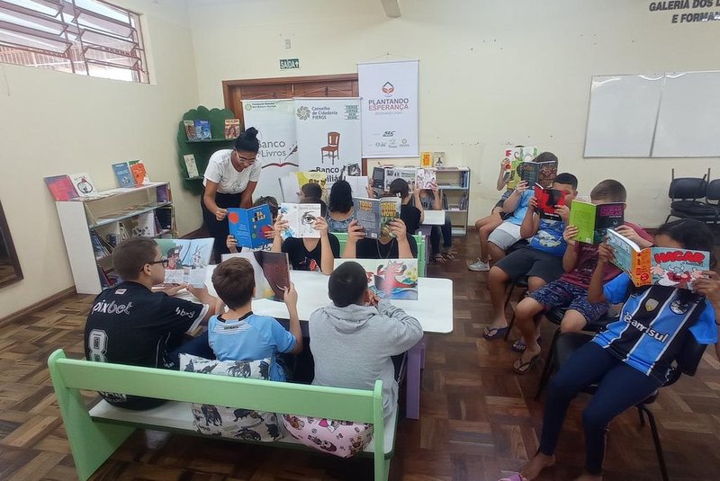 Descrição: Escolas no Vale do Taquari atingidas pelas enchentes ganham salas de leitura novas por meio de doações de livros e móveis.Crédito: Simone Rocha/Bancos Sociais/Divulgação<!-- NICAID(15730753) -->