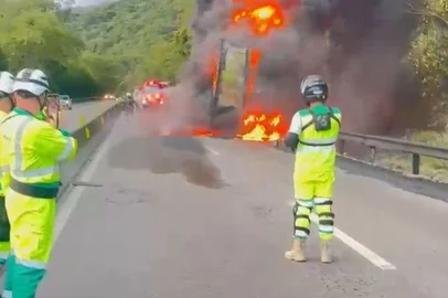Pista bloqueada após incêndio na BR-101